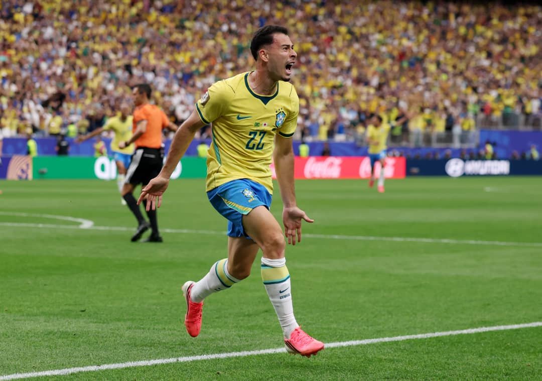 Gabriel Martinelli célèbre le but de la victoire du Brésil face au Japon.